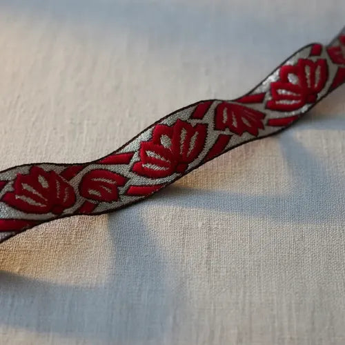 Cinta Pasamanería Bordada India Delgada Rojo Plateado